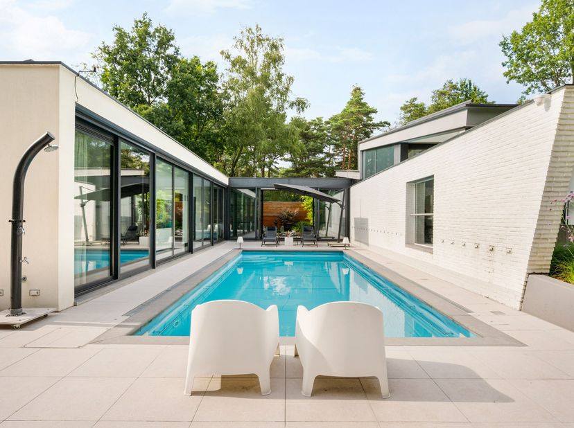 Op een absolute toplocatie in het groene Poppel, verscholen in een rustige residentiële omgeving en grenzend aan de natuur, bevindt zich deze uitzonde