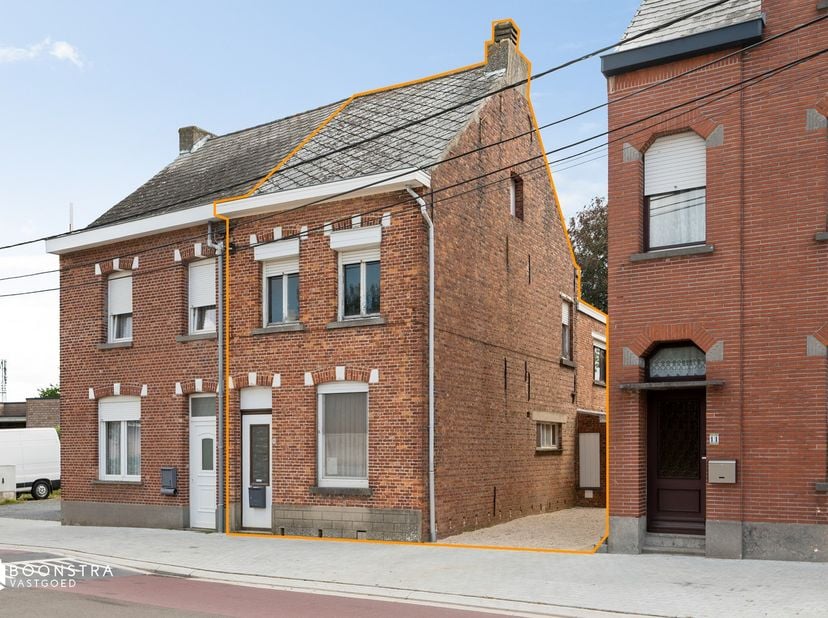 Op een rustige locatie nabij het centrum van Hombeek bevindt zich deze volledig te renoveren woning op een perceel van ca. 350 m². De woning biedt bij