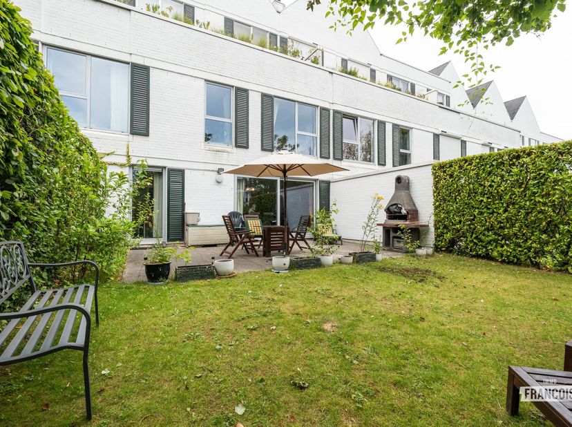 Op een steenworp van Roodebeek ontdekt u dit prachtige duplexappartement, genesteld in een residentieel afgesloten complex, in het hart van een rustig