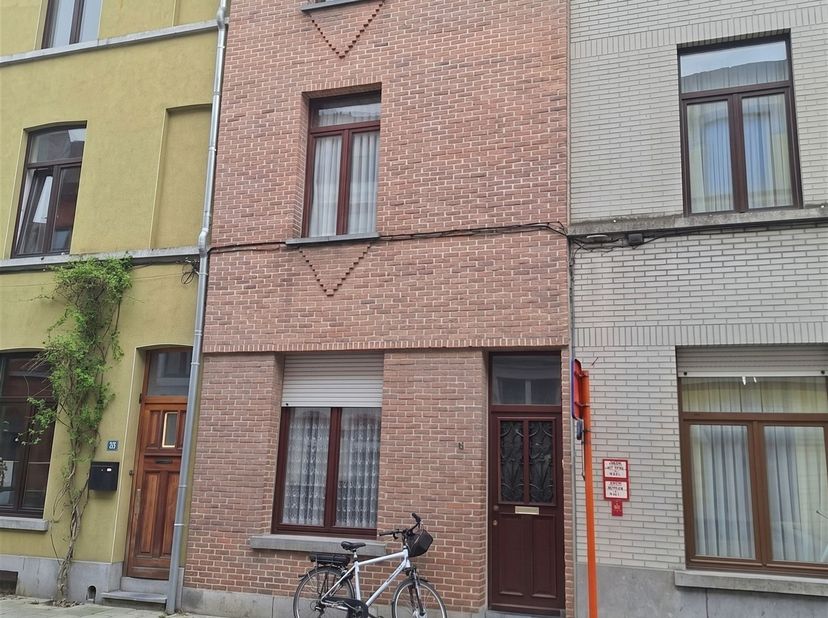 RIJWONING met 4 (of evt. 5 ) slaapkamers. Deze woning ligt in de levendige wijk nabij Gent Centrum en het UZ Sint-Lucasziekenhuis. U beschikt over +/-