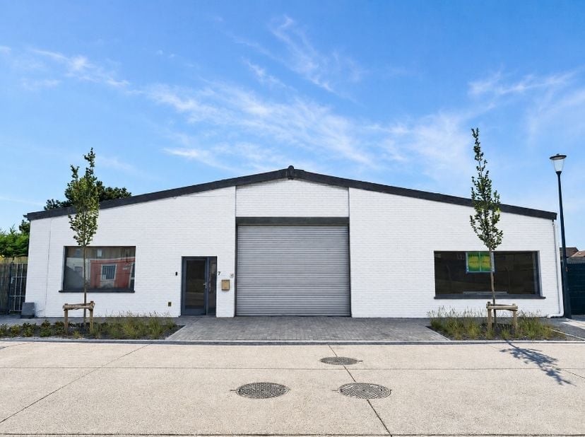 loods van +/- 450 m²<br />
15 m breed op 30 m diep<br />
hoogte +/- 4 m<br />
1 sectionale toegangspoort van 3 m hoog en 3,70 m breed<br />
met bureel