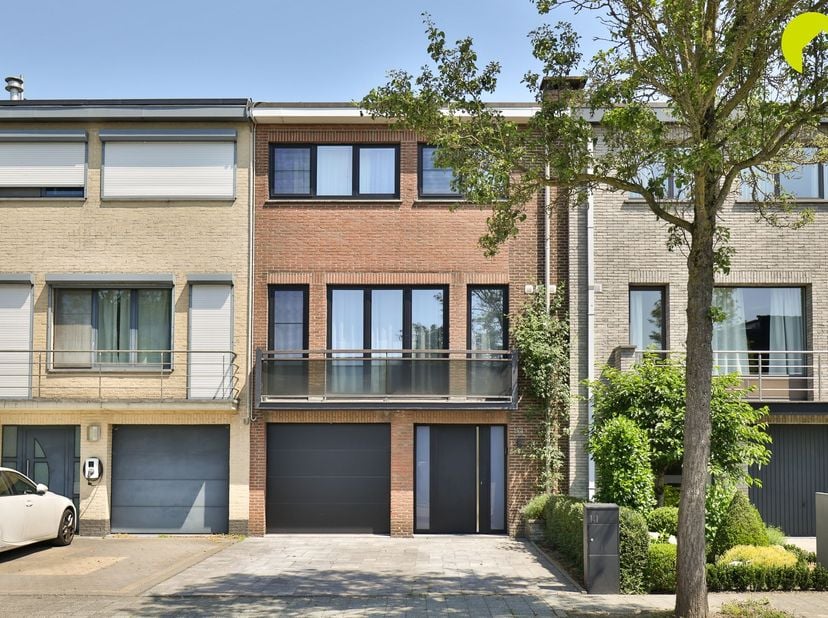 Dans un quartier résidentiel calme à Aartselaar, à la limite des communes de Niel et Reet, nous trouvons cette maison bel-étage bien entretenue.<br />