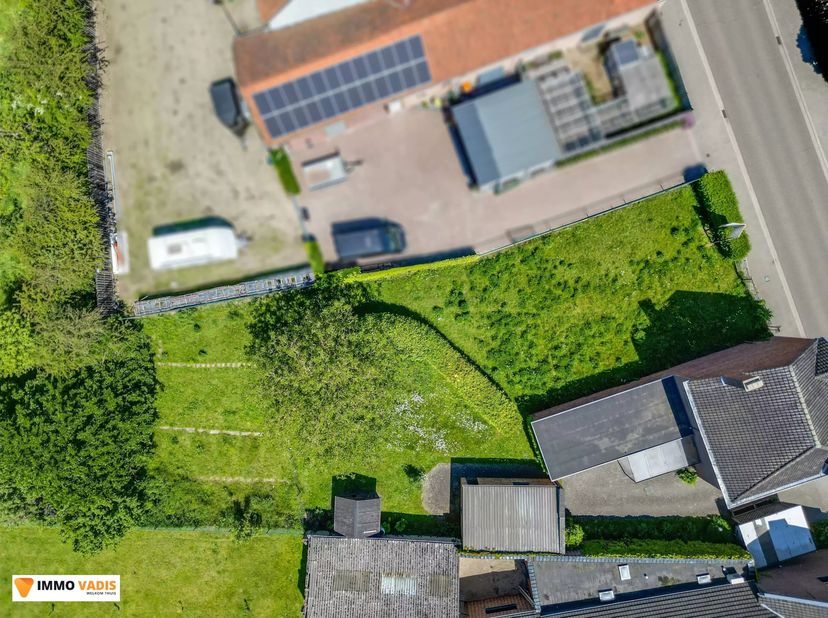 Deze bouwgrond voor halfopen bebouwing is rustig gelegen aan de Kleistraat 7 in Beverst, deelgemeente van Bilzen.<br />
Het perceel heeft een oppervla