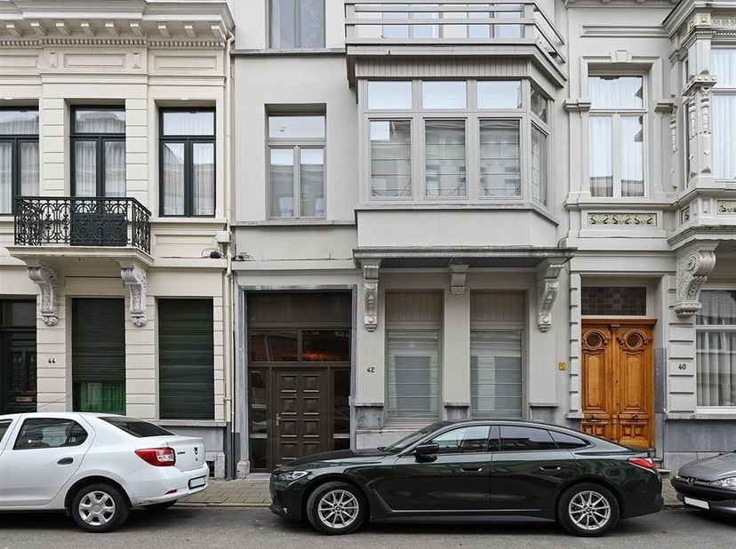 Bekijk deze woning uitgebreid op www.koosi.be<br />
<br />
Deze karaktervolle, mooie en gerenoveerde woning is gelegen in een populaire straat vlakb
