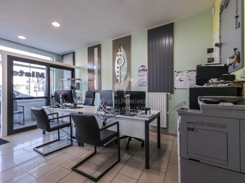 Referentie van het bureau: L6031-364<br />
<br />
Bent u op zoek naar de perfecte plek om uw bedrijf te vestigen in een dynamische en groeiende buurt?