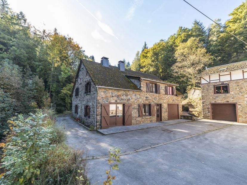 L'agence Antoine Immo de Stavelot vous proposer à l'achat cette charmante villa 4 façades en pierres située dans le petit hameau de Lodomez (Stavelot)