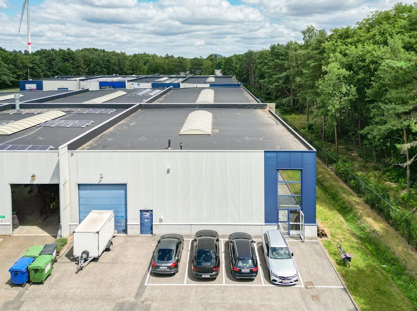 Dit bedrijfsgebouw van 513 m² aan de Seinhuisstraat 3 bus 8 in Genk bevindt zich in een verzorgd en professioneel KMO‑project in het hart van Genk‑Noo