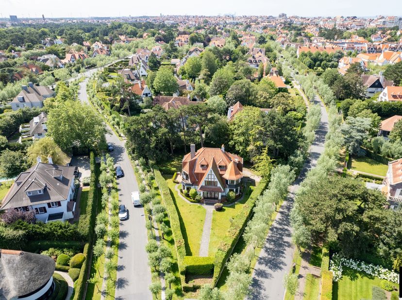 Dans l’une des plus belles avenues du Zoute, à deux pas de l’église des Dominicains et du prestigieux Royal Zoute Tennis Club, se trouve cette villa i