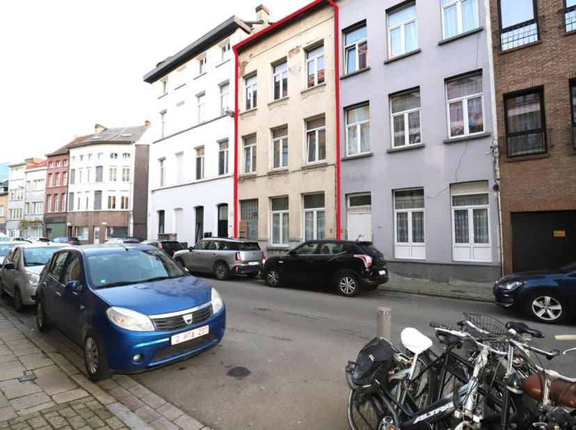Deze te renoveren woning werd feitelijk ingedeeld in 4 kamerwoningen en grenst aan Park Spoor Noord.<br />
De bewonersgegevens tonen tot 1965 twee gel