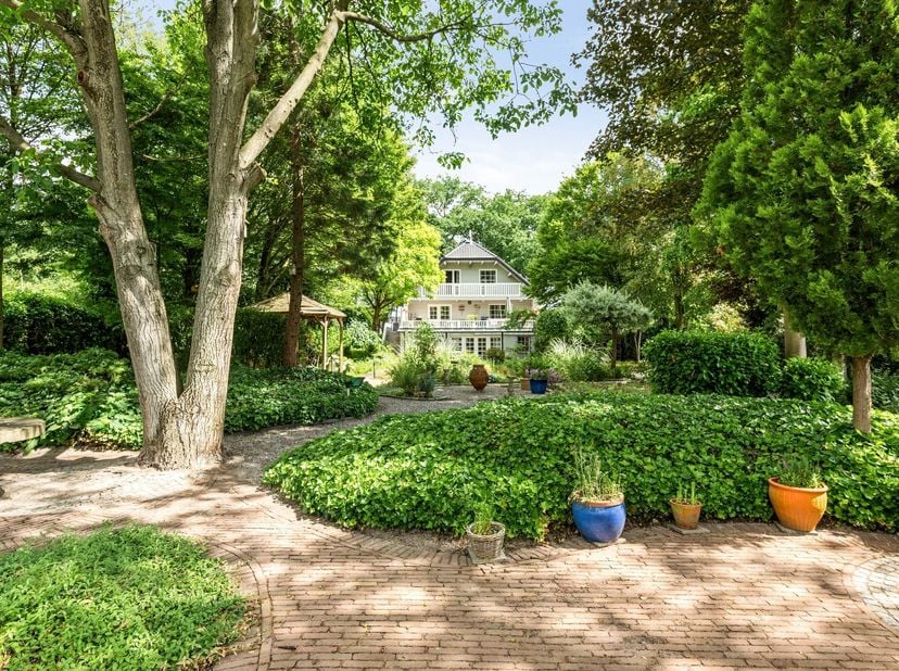 Karaktervolle villa met wellness, verwarmd zwembad en tal van mogelijkheden<br />
<br />
Op een rustige, groene locatie aan de Achelsedijk in Bochol