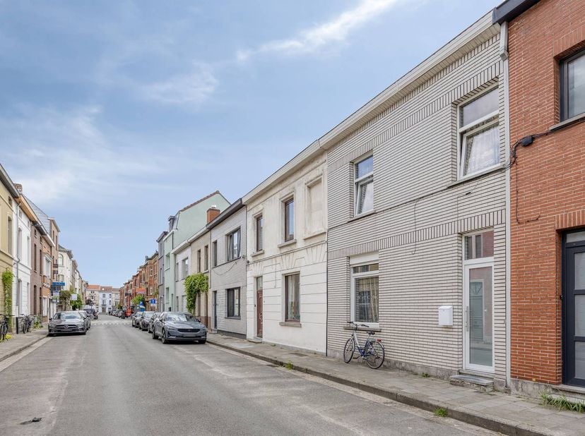 Vous recherchez une base agréable et prête à emménager près de Gand ? Cette maison de ville confortable à Sint-Amandsberg offre un bel équilibre entre