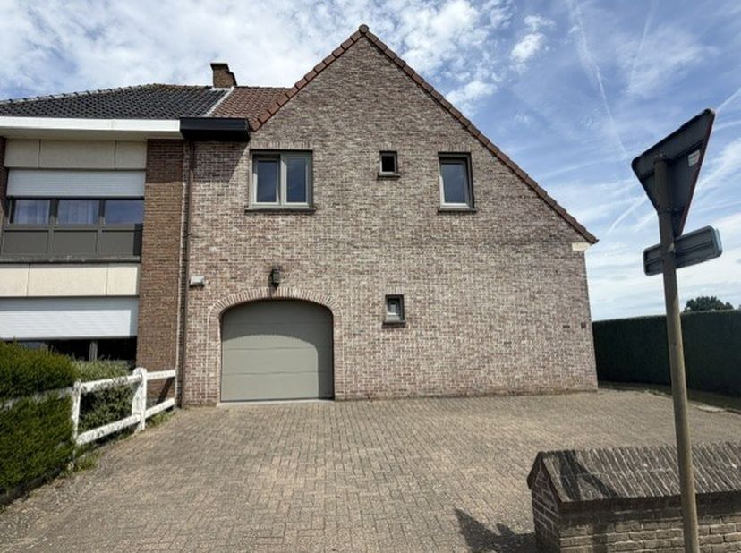 U kan uw bezoek zelfstandig inplannen via www.woonkantoor.be<br />
U hoeft hiervoor niet te bellen of te mailen.<br />
<br />
Deze ruime halfopen bebo