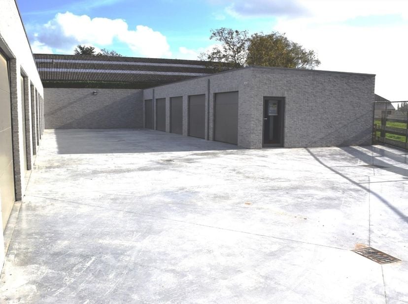 Statiestraat 38+, garage 01<br />
8980 Passendale<br />
<br />
Deze nieuwbouwgarage met sectionale poort  is voorzien van elektriciteit.  <br />
<br /