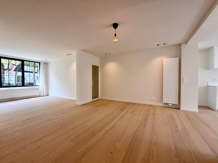 Deze woning werd totaal gerenoveerd met hoogwaardige materialen en ligt op een absolute toplocatie (mobiscore 8,7/10)<br />
Overal nieuwe parket en ni