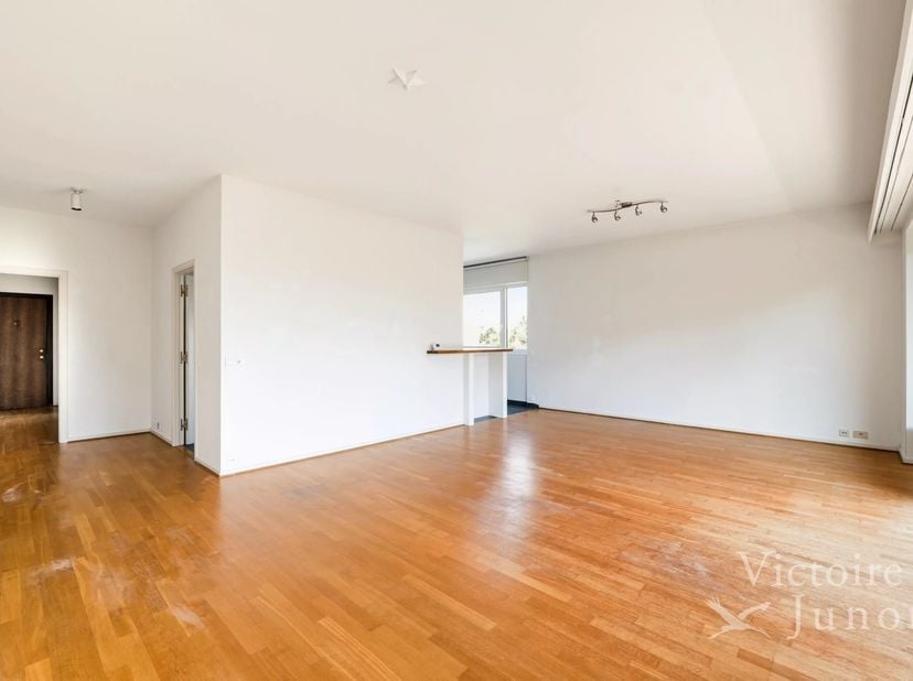 Ideaal gelegen in de gewilde wijk Boondael, helder penthouse met 2 slaapkamers van ± 110 m² gelegen op de 5e en laatste verdieping van een luxe gebouw