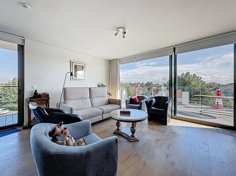 Op zoek naar comfortabel en zorgeloos wonen aan de kust? Deze moderne assistentiewoning (hoekappartement) combineert rust, luxe en een ideale ligging