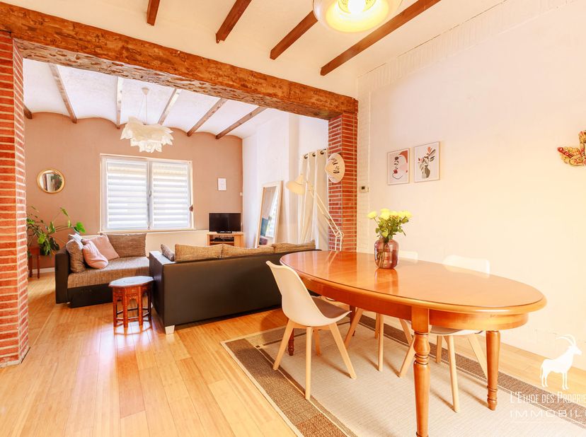 Agentschapsreferentie: V7170-530<br />
*** VIRTUELE RONDLEIDING: https://envisite.net/vtour/fr/jegdvl/frame ***<br />
Ontdek deze charmante woning gel
