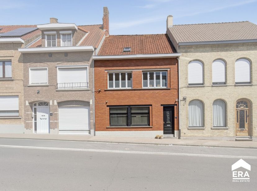 Woning met 3 slpk te koop in Poperinge Betaalbare starterswoning in het centrum van Poperinge met 3 volwaardige slaapkamers en heel wat extra potentie