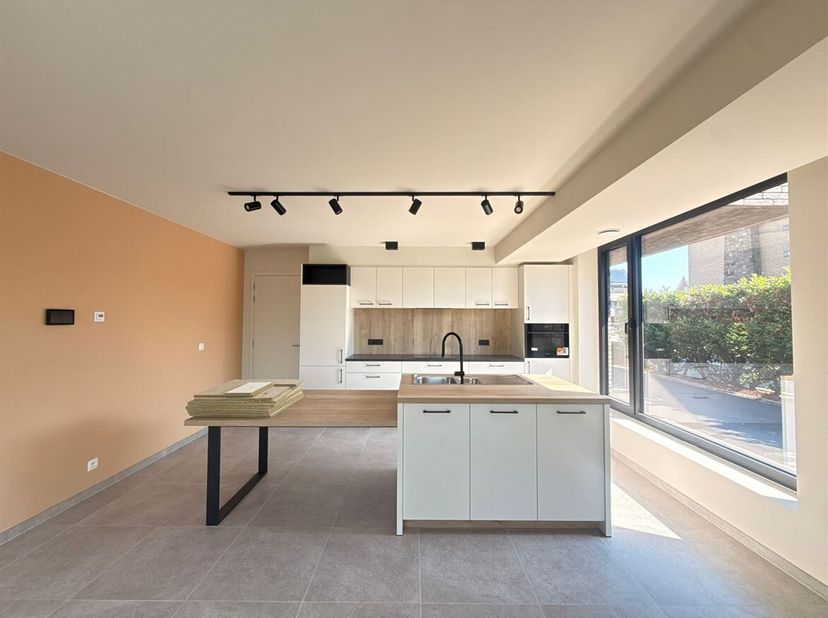 Appartement neuf de plain-pied avec 1 chambre et jardin au coeur de Melsele<br />
Situation : Cet appartement neuf au rez-de-chaussée est situé sur la