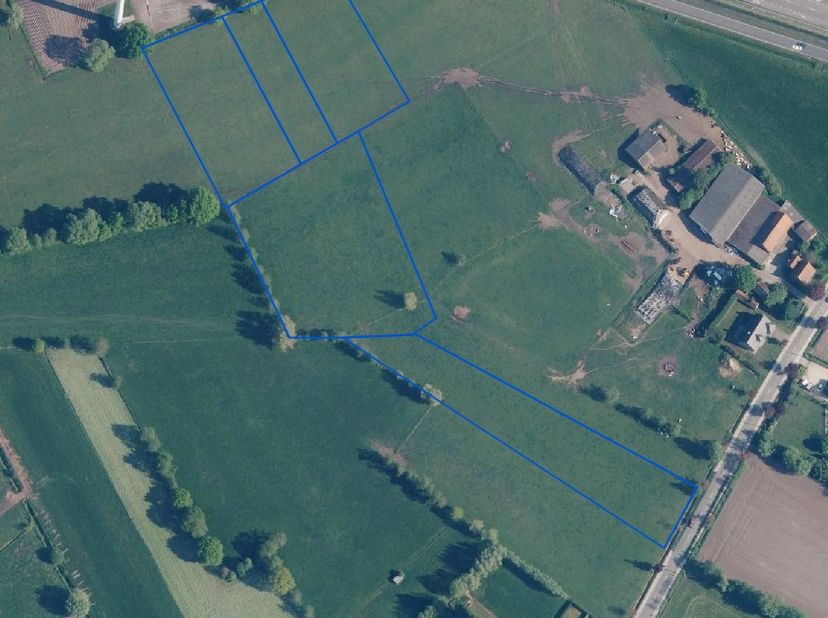 Dit aanbod betreft een weide gelegen in Oosteeklo:<br />
<br />
Oppervlakte: 2ha 11a 46ca&amp;nbsp;<br />
Gebruik: weide<br />
Bestemming: agrarisch gebie