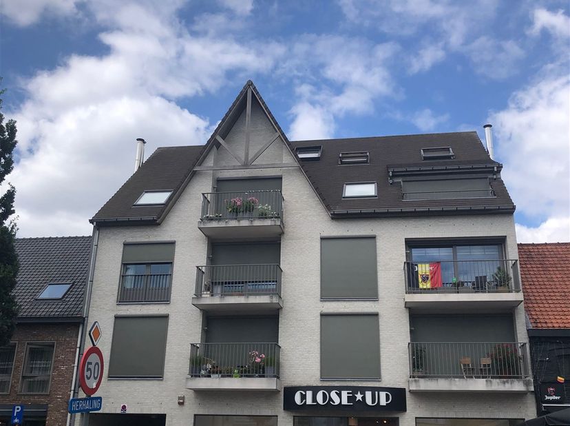 Dit smaakvolle appartement bevindt zich op de vierde verdieping van een gezellige residentie in hartje Lochristi, op wandelafstand van winkels, restau