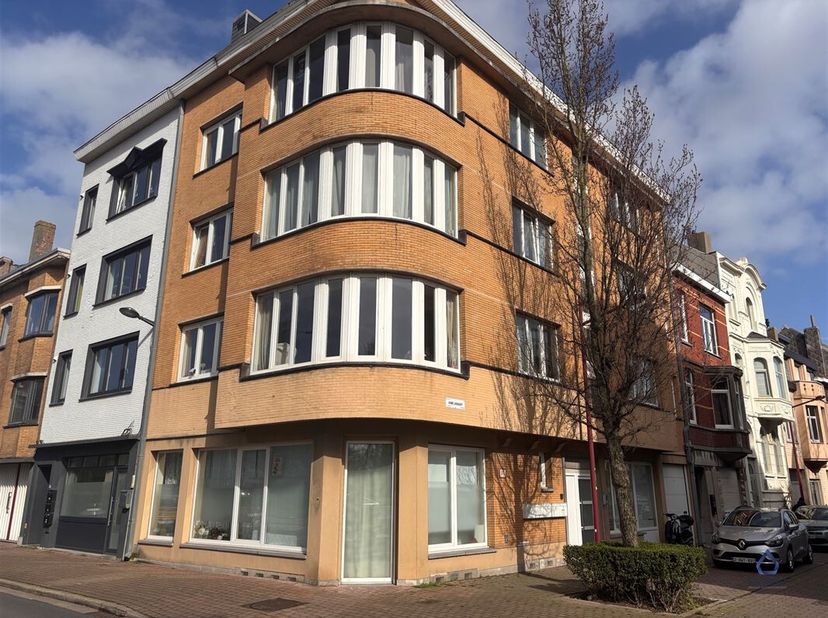 Op zoek naar een interessante vastgoedinvestering aan de kust? Dit volledig verhuurde appartementsgebouw, gelegen te Aimé Liebaertstraat 2 in Oostende