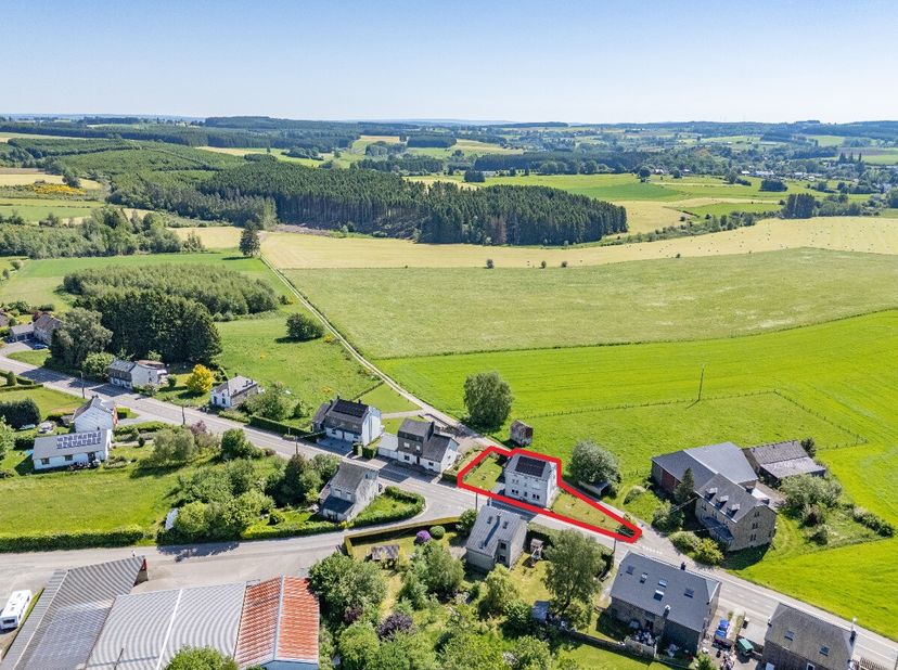 ERA B-LUX biedt u deze ruime woning aan, gelegen in de Rue de Beho 17 te Gouvy, met mooie volumes en tal van indelingsmogelijkheden. De woning beschik