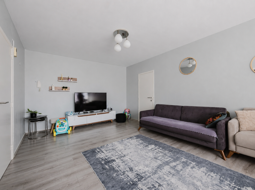 LIGGING<br />
Ontdek dit twee slaapkamer appartement met terras, gelegen in Gent. Dit appartement biedt een ideale combinatie van comfort en bereikbaa