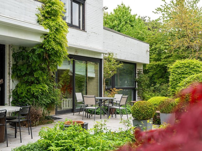 Ukkel  Fort Jaco, genesteld in een groene oase werd deze iconische villa, ontworpen door Marc Corbiau, gebouwd in de jaren 1970.<br />
Gelegen op een