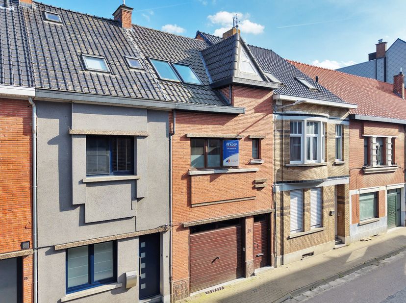 Deze eigendom is zeer centraal gelegen vlakbij het ziekenhuis en op enkele passen van het station, het centrum van Zottegem én de Bevegemse Vijvers. W