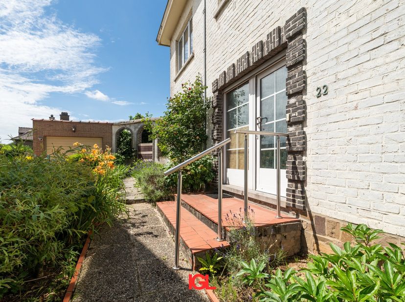 IGL vous propose cette maison trois façades.<br />
Avec une surface habitable de 220 m², cette habitation offre un agréable volume de vie et de nombre