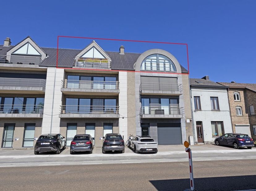 Dit uitzonderlijk ruim duplexappartement van maar liefst ± 185m² combineert luxe, comfort en privacy. <br />
Centrale ligging binnen de Grote Ring op