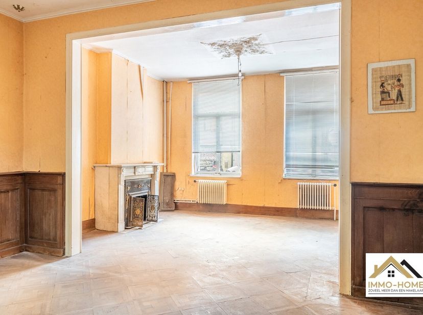 Dit pand, renovatie project!, is gelegen in het centrum van Lochristi-Zeveneken, en vormt een mooie opportuniteit voor wie op zoek is naar een ruime w