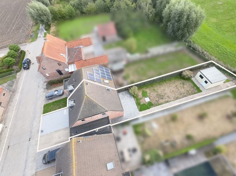 Op een rustige locatie nabij het centrum van Nieuwkapelle bevindt zich deze ruime en instapklare gezinswoning. Met een vlotte verbinding naar Diksmuid