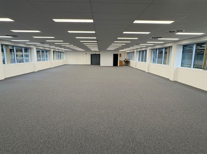 Kantoor 1.008m² op het 1ste verdiep te huur in het Axxes Business Park, de kantoren zijn verdeeld over 7 gebouwen en een business center. De site is s