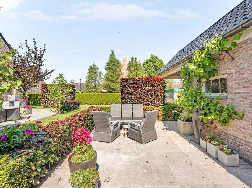 Deze uitzonderlijk verzorgde villa bevindt zich in een rustige en gegeerde woonomgeving in Ravels-Eel. De woning werd met oog voor detail onderhouden