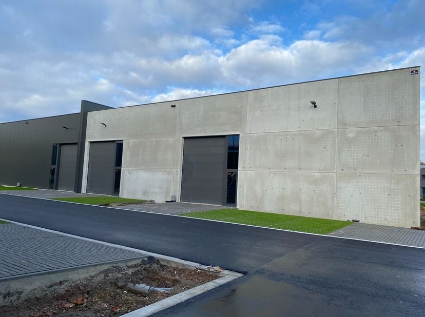 Deze loods van 361 m² is gelegen op een strategische ligging op de verbindingsweg AS -Genk met een snelle aansluiting met de E314.&amp;nbsp; Het adres van