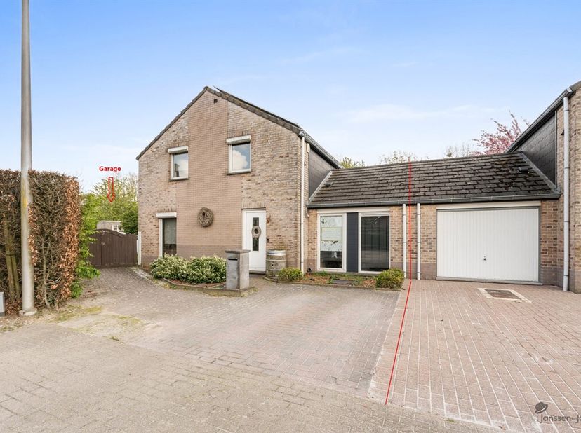 Deze charmante woning is gelegen op een perceel van 10a73ca en geniet van een rustige ligging met een prachtig, vrij uitzicht over de achterliggende v