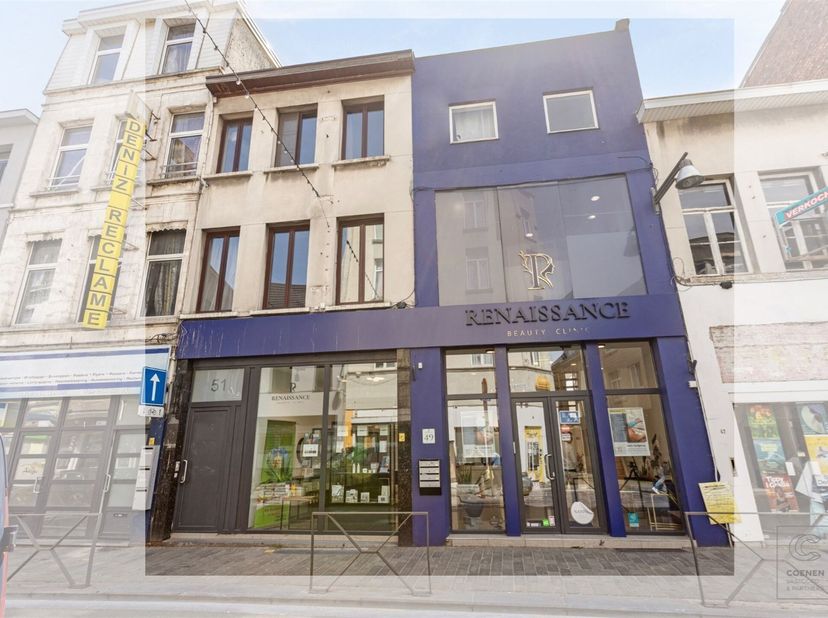 Prachtige handelsruimte bestaande uit 2 woningen naast elkaar, omgevormd tot 1 geheeld. De gehele handelsruimte (49-51) heeft zo een totale bruikbare