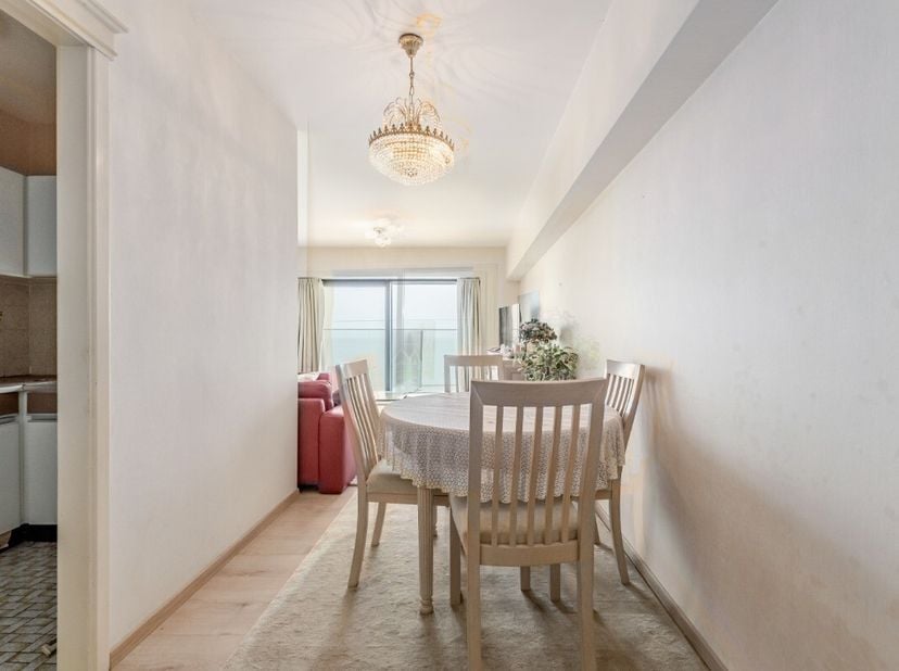 Te koop: verzorgd appartement op de Zeedijk in Middelkerke, met prachtig zeezicht, gelegen in het bruisende centrum. Dit appartement biedt een unieke