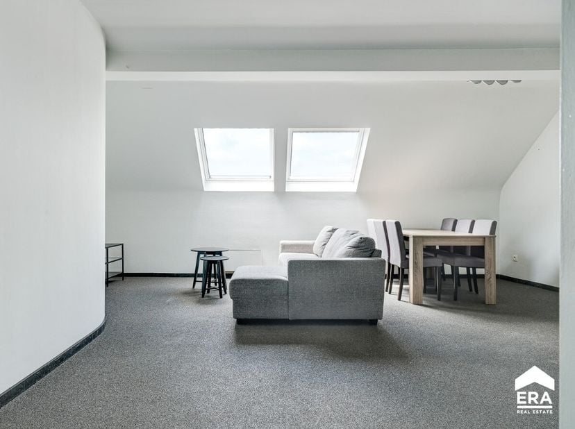 Verzorgd dakappartement met 2 slaapkamers in centrum van Herk-de-Stad. Voor meer informatie ga naar: https://www.era.be/nl/te-huur/herk-de-stad/appart