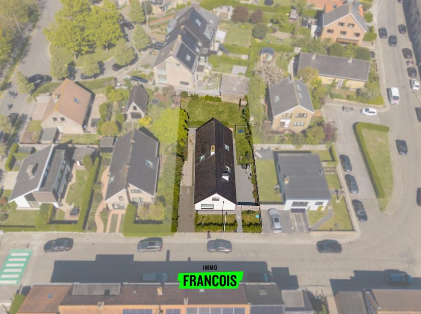 Cette maison très spacieuse a été entièrement remise à neuf au fil des ans. Entre 2016 et 2019, l'électricité, la plomberie, les salles de bains, la c