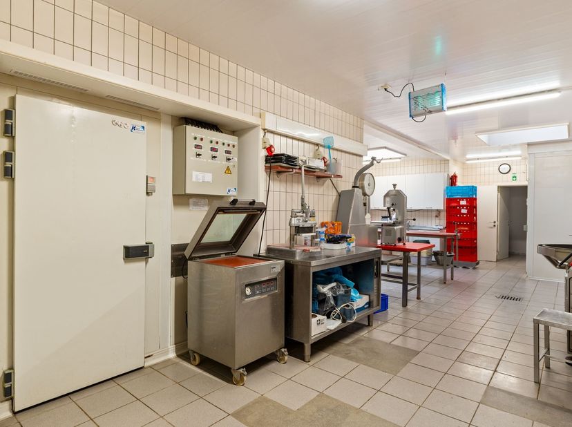 Ruim commercieel gelijkvloers met duplexappartement, tuin en magazijn op toplocatie!<br />
<br />
Ligging: Lichtrijk handelshuis op toplocatie in he