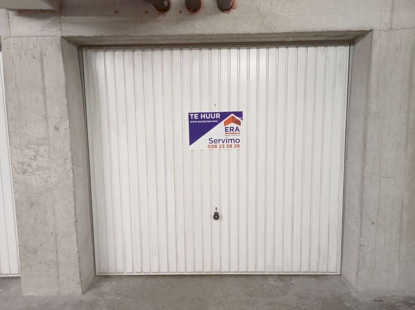 Garage fermé avec porte électrique à louer dans le centre dOostduinkerke-Village. Le garage dispose dune prise électrique avec compteur individuel. Di