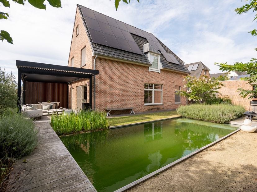 Ruime halfopen gezinswoning met 5 slaapkamers en zwemvijver<br />
Deze verrassend ruime halfopen bebouwing uit 2011 ligt in een rustige, doodlopende s