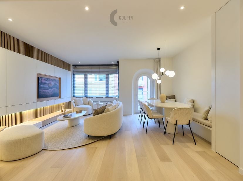 Uitzonderlijk 4-slaapkamerappartement gelegen op enkele passen van de zee en centraal tussen de winkelstraten van Knokke.&amp;nbsp;Bij binnenkomst in het