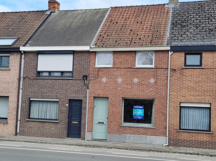 Deze woning met garage is dé kans voor renovatie en waardevermeerdering! Op het gelijkvloers tref je de ruime leefruimte met ingerichte keuken, badkam