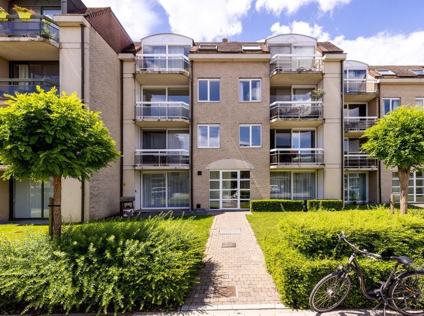 Ruim en comfortabel gelijkvloersappartement met 2 slaapkamers, terras, tuin en garage. Uitstekend gelegen aan de stadsrand. Kort bij station, supermar