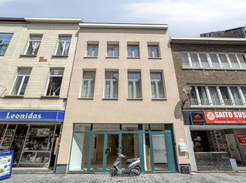 Dit handelspand in het centrum van Boom biedt heel wat commerciële uitbreidingsmogelijkheden op een goede locatie. Dankzij de mooie vitrine en de nabi