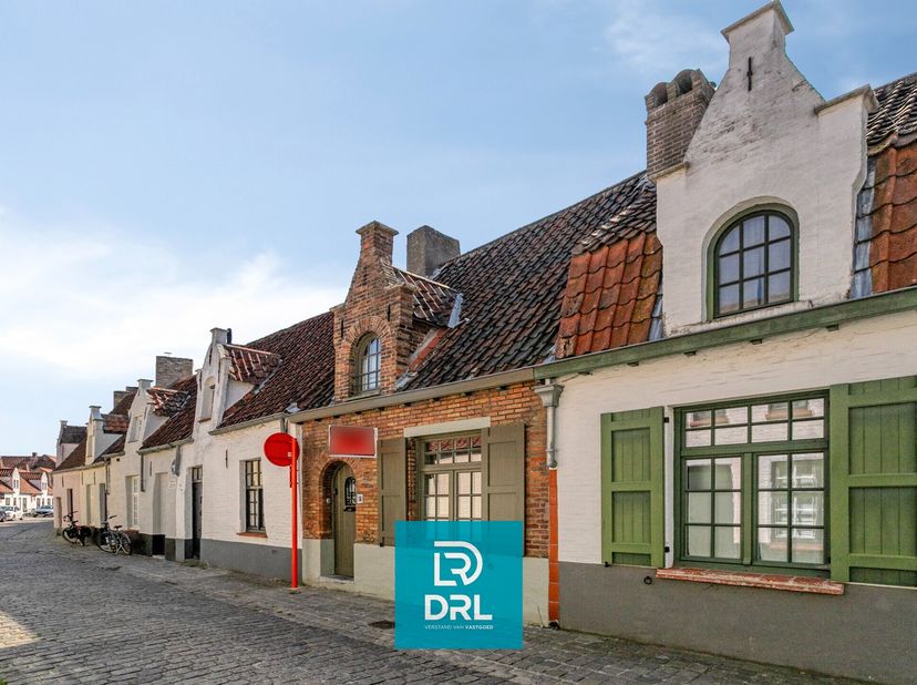 Charmante instapklare stadswoning met stadkoertje in het historische centrum van Brugge.<br />
<br />
In de geliefde Rolweg, op een steenworp van de B